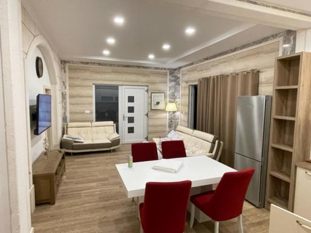 Villa Luce Mit Pool Макарська Екстер'єр фото