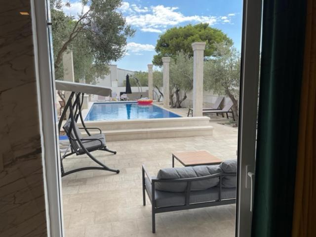 Villa Luce Mit Pool Макарська Екстер'єр фото